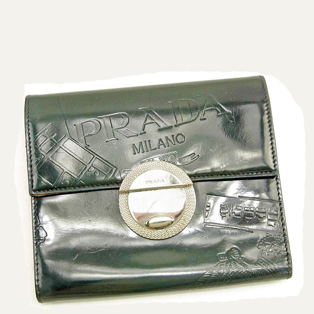■管理番号：T1223 ◆参考価格：円 【商品説明】 プラダ【ＰＲＡＤＡ】の 三つ折り財布です。 厚みのないスリムなタイプなのでバッグやポケットにスッキリ収納出来ます♪ ◆ランク 【6】 【6】通常の