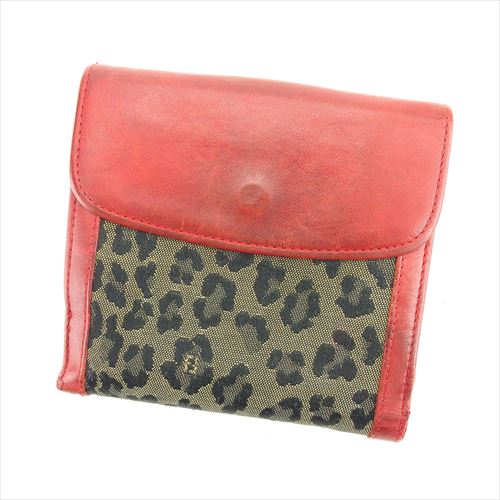 ■管理番号：T6276 ◆参考価格：円 【商品説明】 フェンディ【FENDI】の Wホック財布です。 印象的なレオパード柄&star;コンパクトなサイズですがカード入れが充実していて収納力抜群