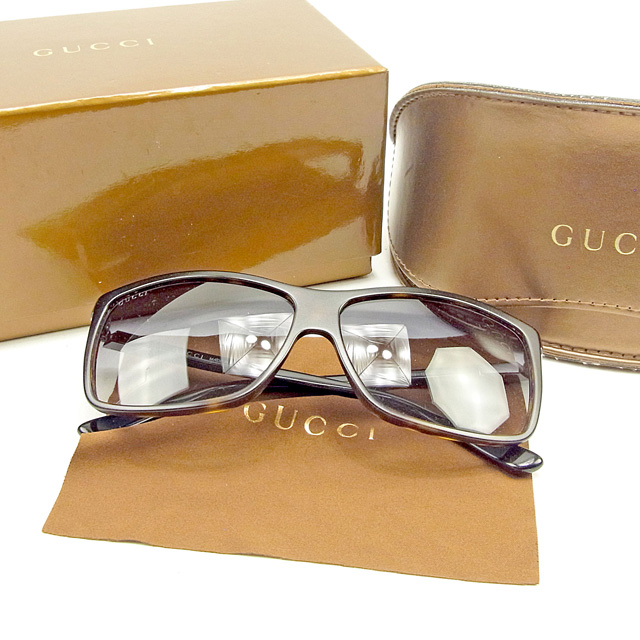 ■管理番号：T377 ◆参考価格：円 【商品説明】 グッチ【GUCCI】の サングラスです。 サイドのロゴでブランドアピール&star;印象的なフルリムデザインです♪ ◆ランク 【8】 【8】