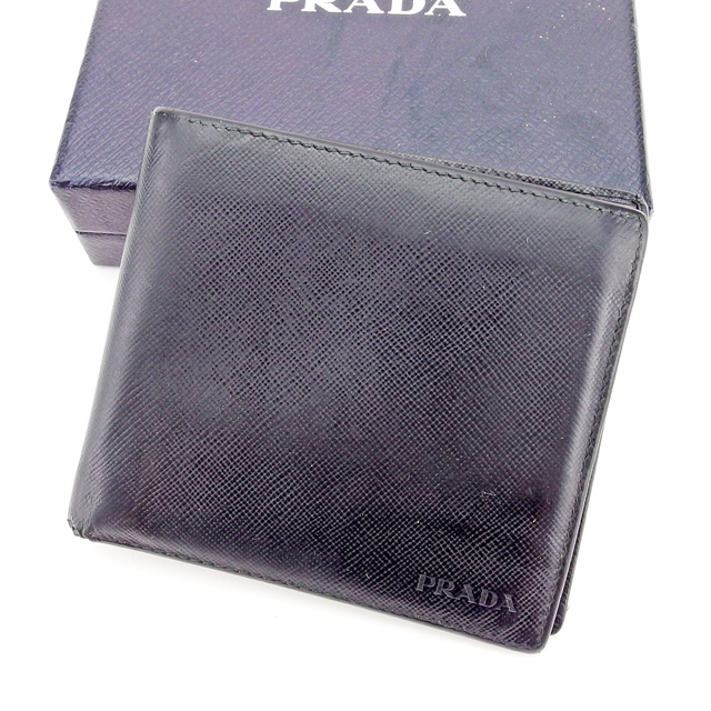 ■管理番号：T2301 ◆参考価格：円 【商品説明】 プラダ【PRADA】の 二つ折り財布です。 シンプルなロゴ入りデザイン&star;コンパクトなサイズなので持ち運びしやすいです♪ ◆ランク