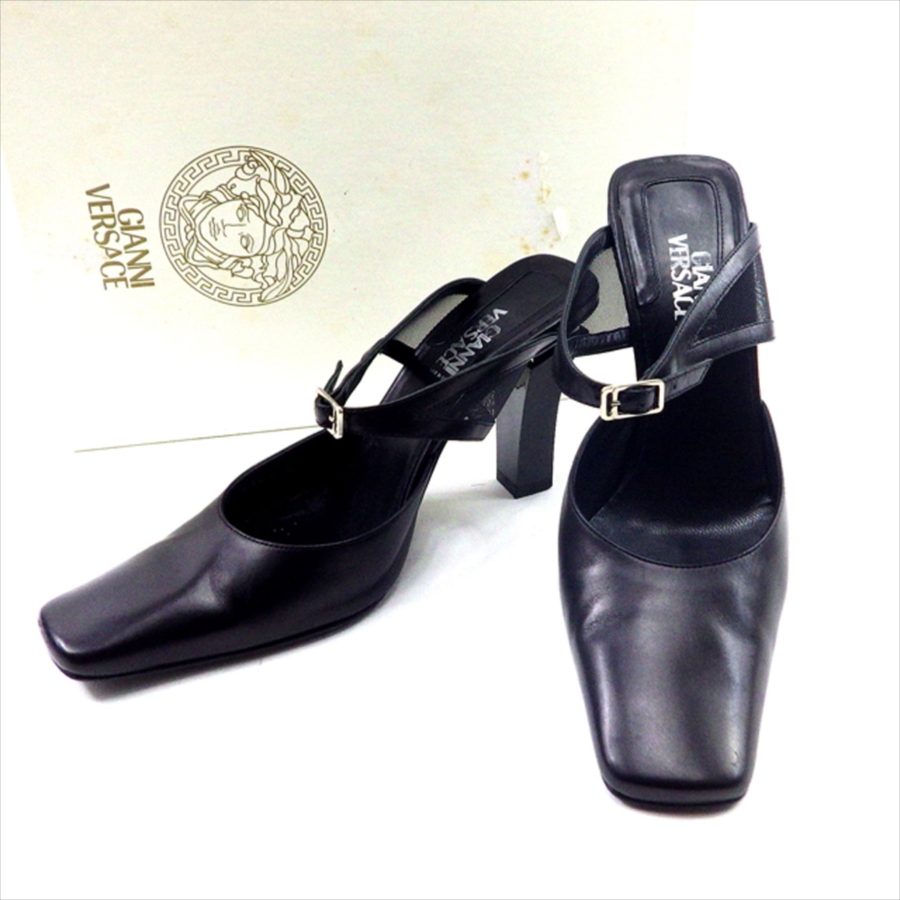 ■管理番号：T4750 ◆参考価格：円 【商品説明】 ジャンニ ヴェルサーチ【GIANNI VERSACE】の 35ハーフサイズ サンダルです。 ◆ランク 【7】 【7】傷、汚れがあるが程度良好のお品
