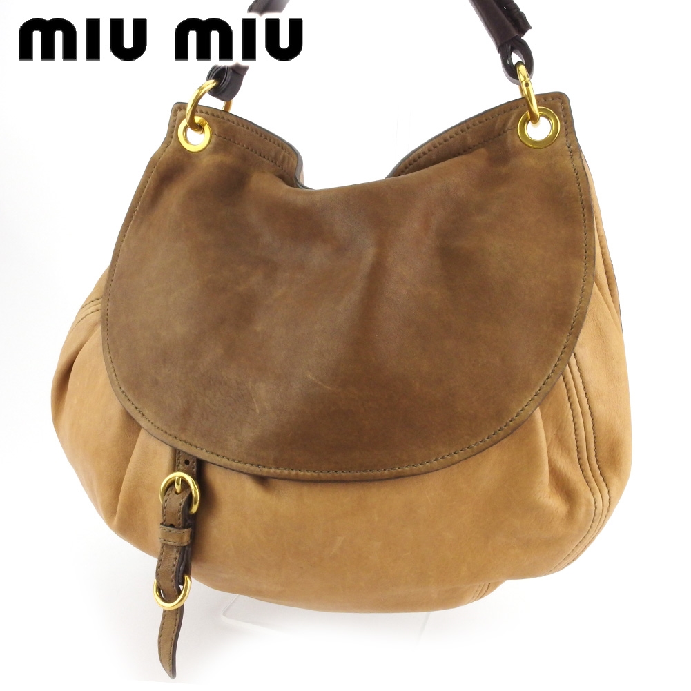 ■管理番号：C3944 ◆参考価格：円 【商品説明】 ミュウミュウ【miu miu】の ハンドバッグです。 合わせやすいナチュラルカラー&star;内側には鍵などの大切な物を入れるのに最適なフ