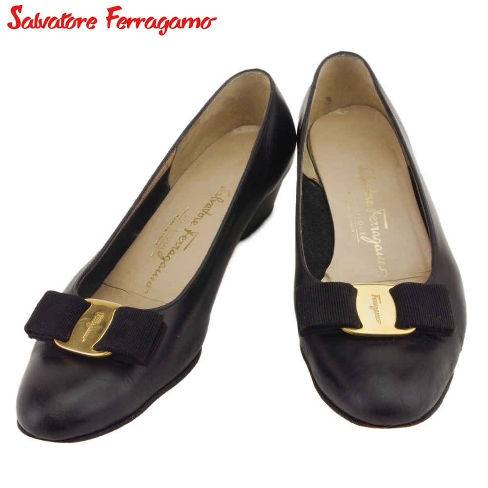 ■管理番号：T20726 ◆参考価格：円 【商品説明】 サルヴァトーレ フェラガモ【Salvatore Ferragamo】の 「6ハーフCサイズ」 パンプスです。 ブランドの象徴的なヴァラリボン付き