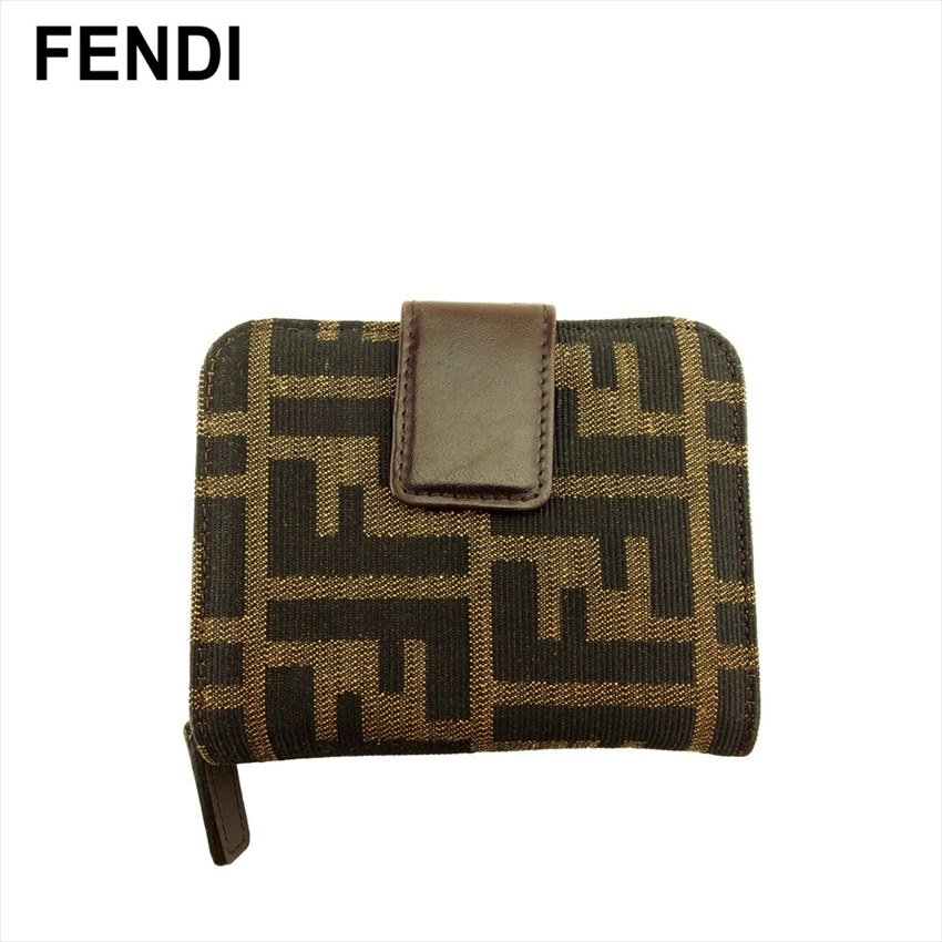■管理番号：T21206 ◆参考価格：円 【商品説明】 フェンディ【FENDI】の 二つ折り財布です。 定番人気のズッカ柄&star;小銭入れはラウンドファスナー式で大きく開くのでお金の出し入