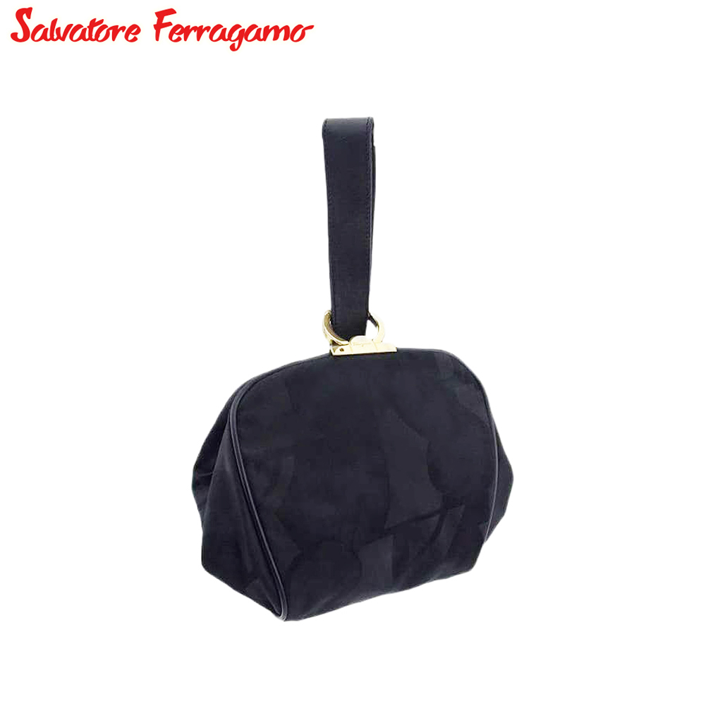 ■管理番号：T21762 ◆参考価格：円 【商品説明】 サルヴァトーレ フェラガモ【Salvatore Ferragamo】の ハンドバッグです。 ブランドの象徴的なガンチーニ金具付き&sta