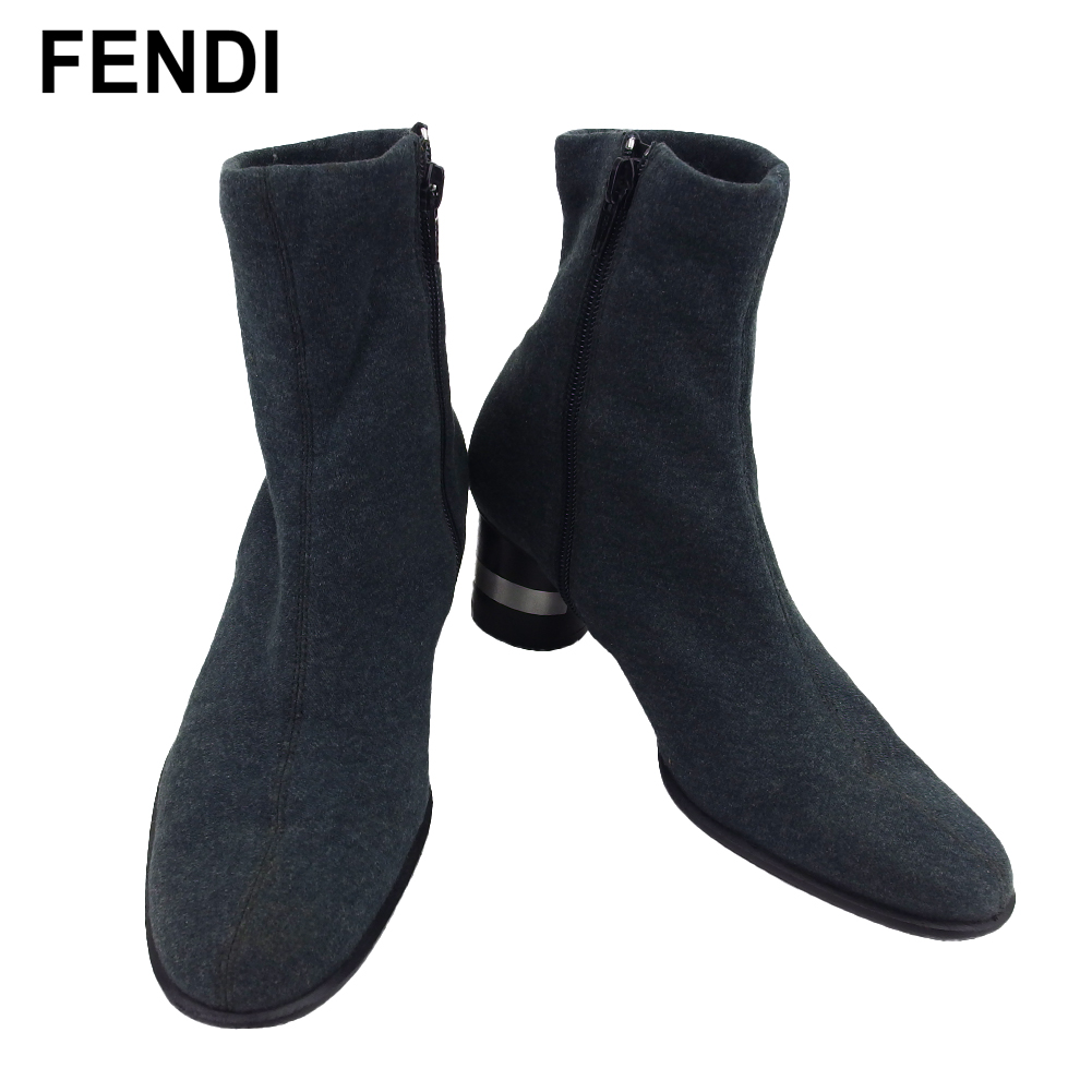 ■管理番号：T22443 ◆参考価格：円 【商品説明】 フェンディ【FENDI】の 「37サイズ」 ブーツです。 ヒールのFENDIロゴがポイント♪ パンツスタイルでも合わせられるショート丈です♪ ◆